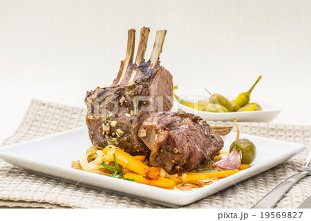 Grilled rack of lamb with carrot, garlic 19569827