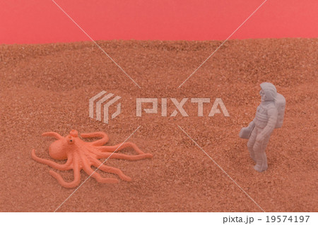 エイリアンに遭遇した宇宙飛行士:Astronaut meets Alien 19574197