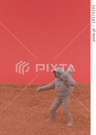 連絡する宇宙飛行士: Astronaut calling on Phone 連絡する宇宙飛行士: Astronaut calling on Phone 19574205