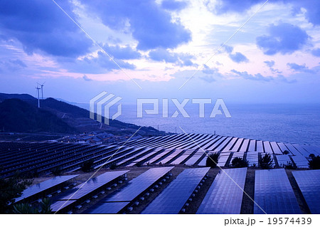 大きなソーラーパネルが並ぶ メガソーラー 太陽光発電所 発送電分離 電力自由化 大きなソーラーパネルが並ぶ メガソーラー 太陽光発電所 発送電分離 電力自由化 19574439
