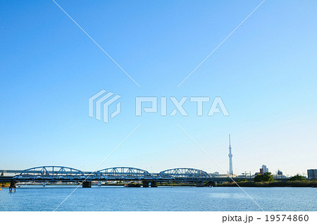 スカイツリーをバックに秋晴れの荒川堀切橋を渡る京成スカイライナー 19574860