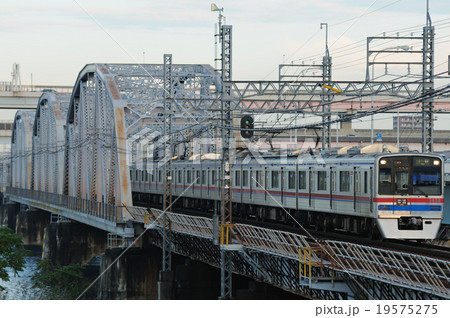 夕暮れの堀切橋を渡って来る京成電車 夕暮れの堀切橋を渡って来る京成電車 19575275