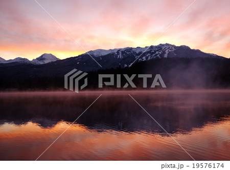 レインボー・パークの朝焼け 19576174