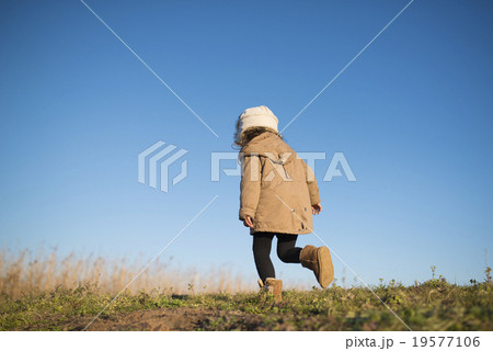 冬の田舎で遊ぶ子供 19577106