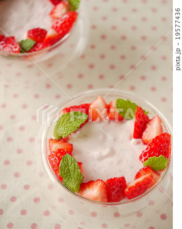 いちごムース　　（縦位置） 19577436