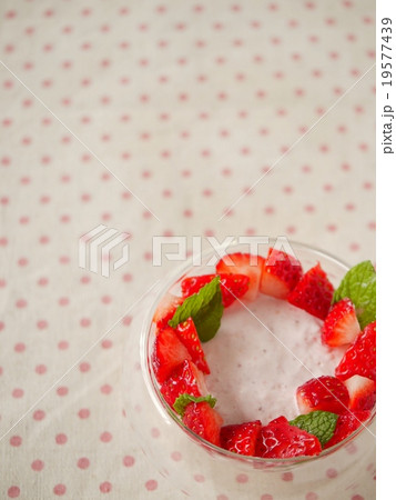 苺ムース　上スペース（縦位置） 19577439