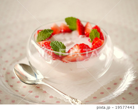 苺のムース 苺のムース 19577443