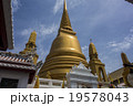 ワット・ボウォーニウェート　金の仏塔 19578043