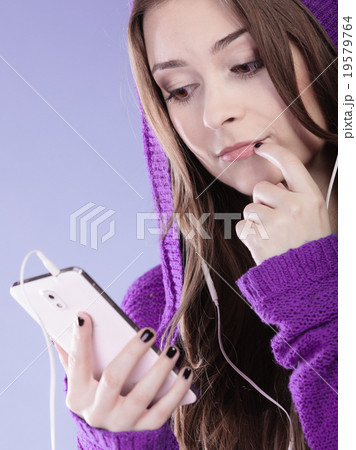 Teen girl with smartphone listening music 19579764