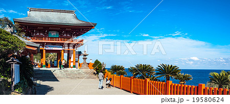 鵜戸神宮_太平洋に突出た鵜戸崎岬の洞窟の中に御本殿があり周りは奇岩、怪礁が連なる 19580624