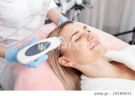 Attractive young girl is attending beauty salon 19580932
