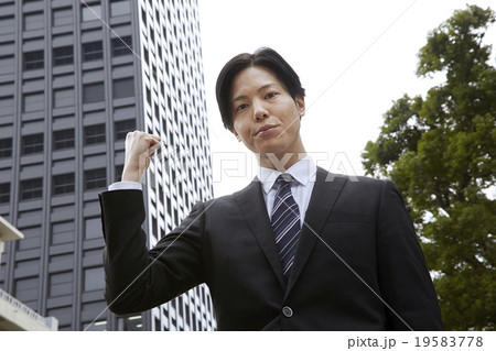 爽やか30代男性スーツ姿のビジネスマン ガッツポーズの写真素材