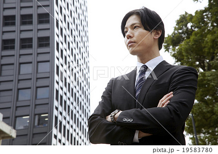 爽やか30代男性スーツ姿のビジネスマン 腕組みの写真素材