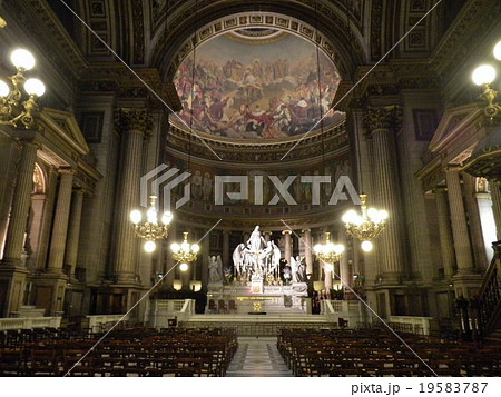 パリ　マドレーヌ寺院の祭壇 19583787