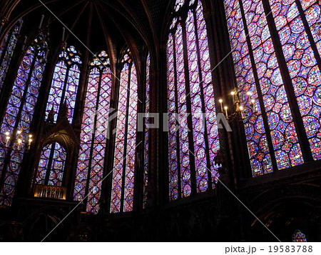 パリ　世界遺産　修復後のサント・シャペル　ステンドグラス 19583788