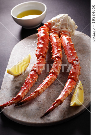 Red king crab legs 19584650