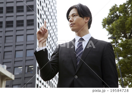 爽やか30代男性スーツ姿のビジネスマン ナンバーワンのポーズ 爽やか30代男性スーツ姿のビジネスマン ナンバーワンのポーズ 19584728