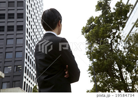 爽やか30代男性スーツ姿のビジネスマン 後ろ姿 背中の写真素材