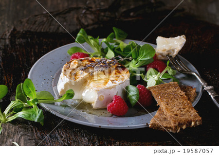 Baked Goat cheese with honey and raspberries 19587057