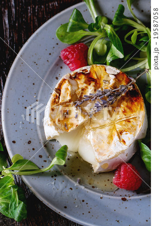 Baked Goat cheese with honey and raspberries 19587058