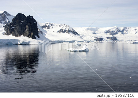 Summer in Antarctica - Coastline of Antarctica 19587116