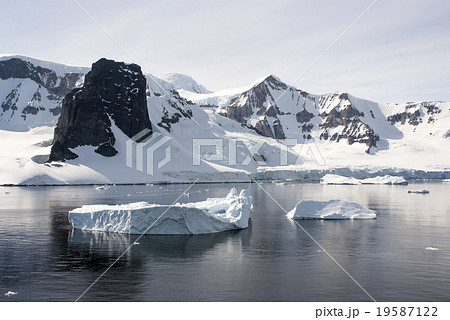 Summer in Antarctica - Coastline of Antarctica 19587122