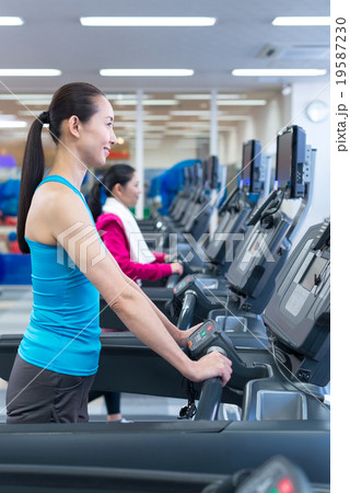 フィットネスジムで運動する女性 19587230