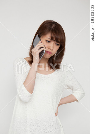 電話をする20代女性 19588338