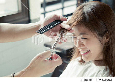 美容室にいる20代女性 19588568