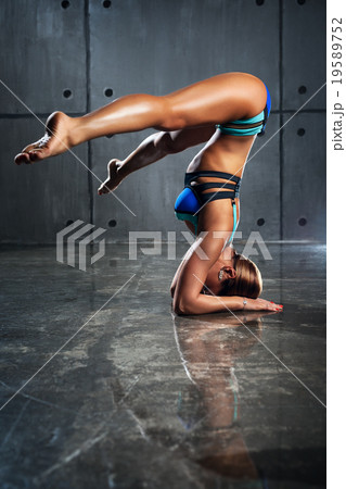 Young sports woman 19589752