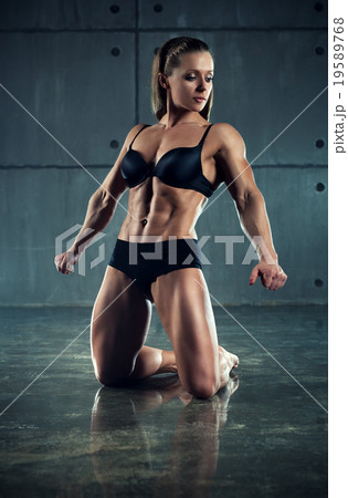 Woman bodybuilder 19589768
