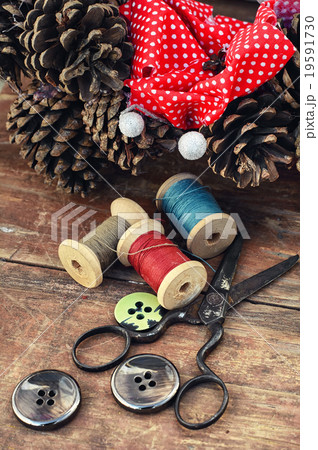 making of Christmas wreath 19591730