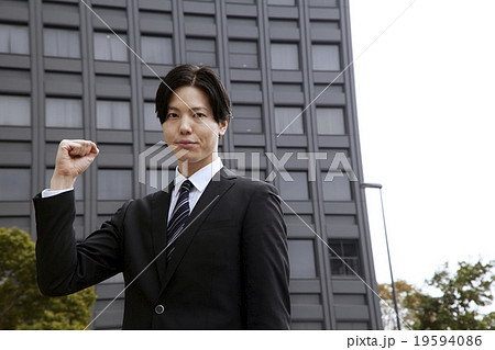 爽やか30代男性スーツ姿のビジネスマン　ガッツポーズ 19594086
