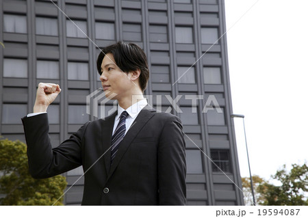 爽やか30代男性スーツ姿のビジネスマン ガッツポーズ 爽やか30代男性スーツ姿のビジネスマン ガッツポーズ 19594087