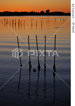 湖面の朱から紺へのグラデーション 湖面の朱から紺へのグラデーション 19594126
