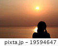 オシンコシンから見るオホーツク海に沈む夕陽と女性 19594647