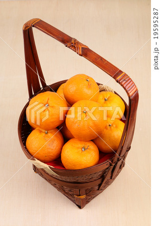Mandarin oranges in basket Mandarin oranges in basket 19595287