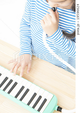 演奏する女の子 小学生 ピアニカを弾く女の子 パーツカット ボディパーツ 演奏する女の子 小学生 ピアニカを弾く女の子 パーツカット ボディパーツ 19596624