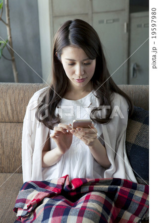 スマホを使う20代女性 19597980