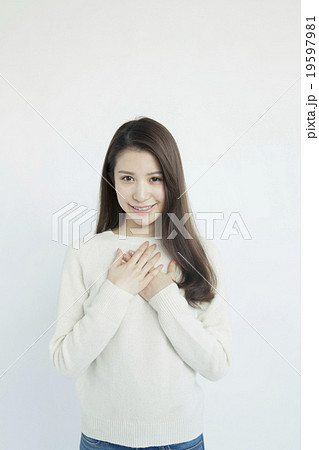 胸に手をあてる代女性の写真素材