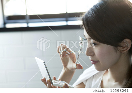 ビューラーを使う20代女性 19598041