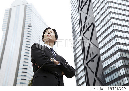 爽やか30代サラリーマン高層ビル街 腕組みポーズ 爽やか30代サラリーマン高層ビル街 腕組みポーズ 19598309