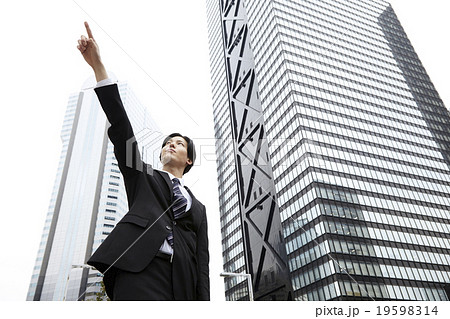 爽やか30代サラリーマン高層ビル街 指差ポーズ 爽やか30代サラリーマン高層ビル街 指差ポーズ 19598314
