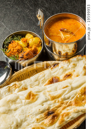 典型的なインドのカレー弁当 Indian curry and chicken lunch 典型的なインドのカレー弁当 Indian curry and chicken lunch 19599953