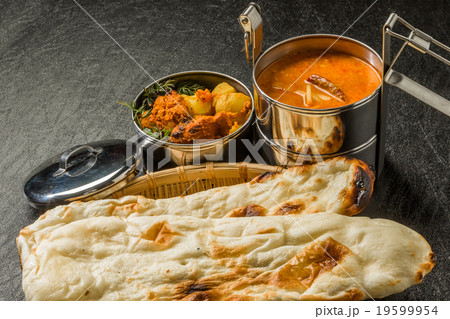 典型的なインドのカレー弁当 Indian curry and chicken lunch 典型的なインドのカレー弁当 Indian curry and chicken lunch 19599954
