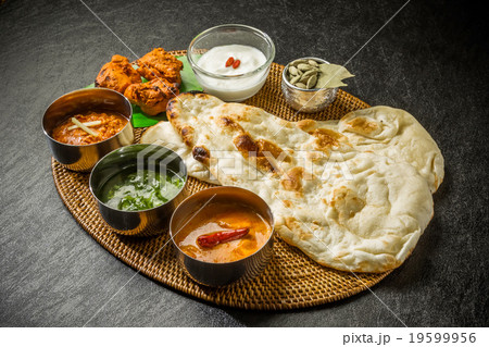 典型的なインドのカレーとナン Typical Indian curry set 19599956