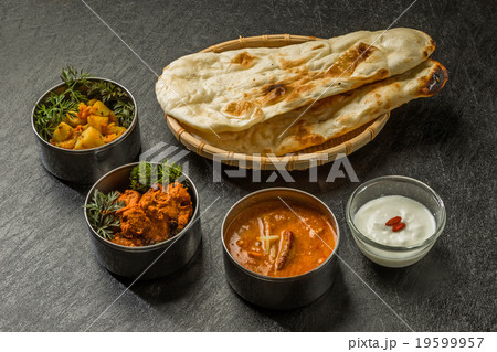 典型的なインドのカレーとナン Typical Indian curry set 19599957