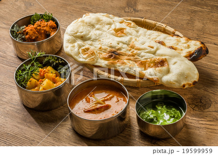 典型的なインドのカレーとナン Typical Indian curry set 19599959