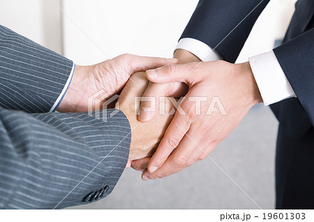 ビジネスマンの握手シーンの写真素材