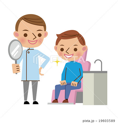 治療後に患者へ鏡を見せる歯科医（若い男性） 19603589